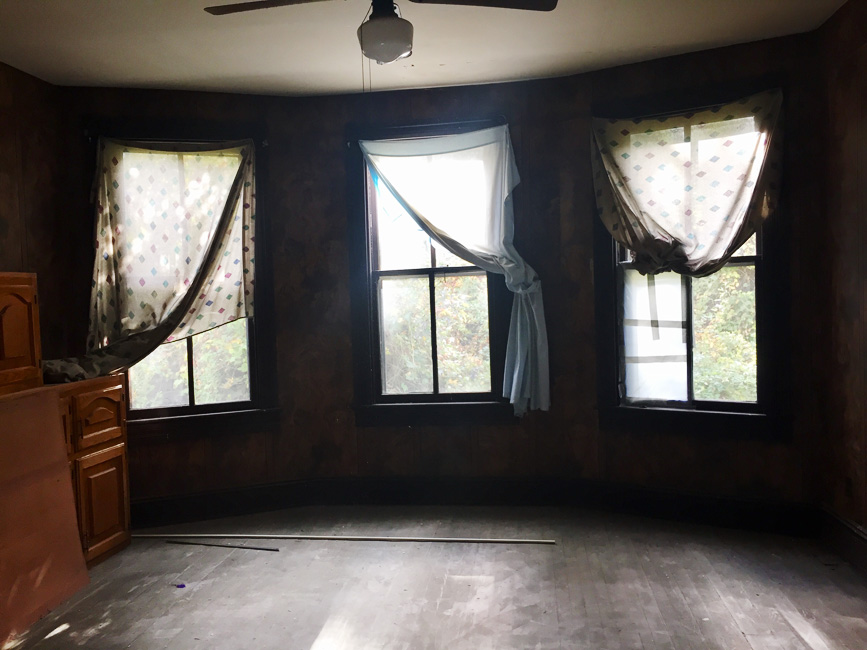 1911 Victorian Kitchen - Before<br />
